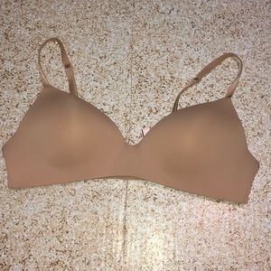 Victoria’s Secret t-shirt lightly lined wireless bra